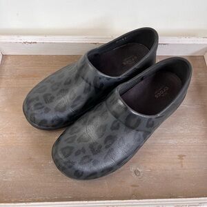 Crocs Neria Black Leopard Print Dual Comfort Work Nurse Shoes Clogs Women Sz 8W